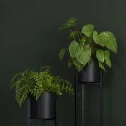 QUVIO Plantenstandaard Inclusief Pot - Staande Plantenbak - Metaal - Plantenbak - Plantenhouders - Planten Zuilen - Voor Buiten - Bloempot - 22 X 22 X 90 Cm - Zwart 11 QUVIO Plantenstandaard Inclusief Pot - Staande Plantenbak - Metaal - Plantenbak - Plantenhouders - Planten Zuilen - Voor Buiten - Bloempot - 22 X 22 X 90 Cm - Zwart -Tuin Kweekbenodigdheden 1200x1200 757