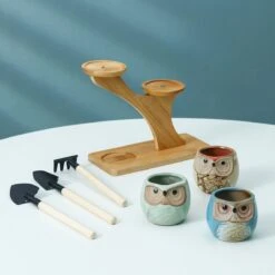 Luxe Bamboe Houten Boom Met 3 Keramiek Uil Bloempotten/Plantenpotten Op Standaard/Voet Voor Binnen En Buiten - Modern Design Bloempot/Plantenpot Op Poten/Pootjes-Plantenbak Mini Cactus Nep Plant Pot Houder - Kleine Bloembakken Plantenrek/Plantenkurk 17 Luxe Bamboe Houten Boom Met 3 Keramiek Uil Bloempotten/Plantenpotten Op Standaard/Voet Voor Binnen En Buiten - Modern Design Bloempot/Plantenpot Op Poten/Pootjes-Plantenbak Mini Cactus Nep Plant Pot Houder - Kleine Bloembakken Plantenrek/Plantenkurk -Tuin Kweekbenodigdheden 1200x1200 982