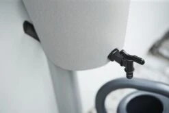 Elho Green Basics Rain Catcher 33 - Regenton Voor Balkonbuiten - Ø 33.5 X H 73.5 Cm - Grijs/Living Concrete 19 Elho Green Basics Rain Catcher 33 - Regenton Voor Balkonbuiten - Ø 33.5 X H 73.5 Cm - Grijs/Living Concrete -Tuin Kweekbenodigdheden 1200x800 85