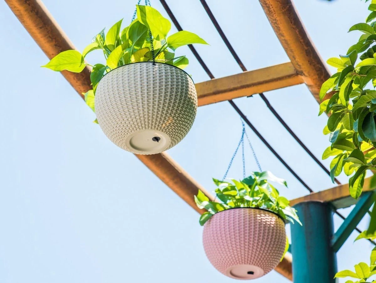 Hangpot Kunststof – Bloempot Hangend – Binnen & Buiten- Plantenhanger –Incl. Afvoerstop – 26 Cm - Zwart 4 Hangpot Kunststof – Bloempot Hangend – Binnen & Buiten- Plantenhanger –Incl. Afvoerstop – 26 Cm - Zwart - Afbeelding 2