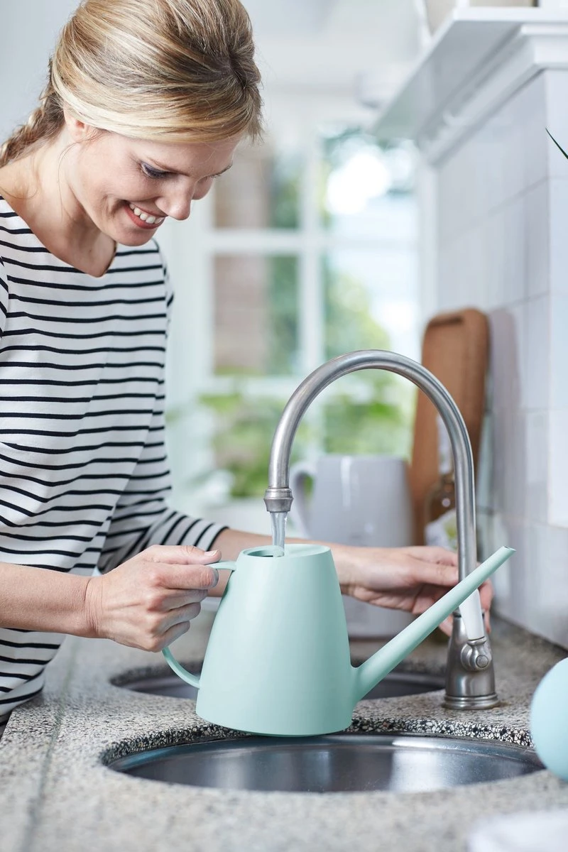 Elho Brussels Gieter 1,8l - Gieter Voor Binnenkweken En Oogsten - Ø 33.0 X H 17.0 Cm - Groen/Mint 7 Elho Brussels Gieter 1,8l - Gieter Voor Binnenkweken En Oogsten - Ø 33.0 X H 17.0 Cm - Groen/Mint - Afbeelding 5